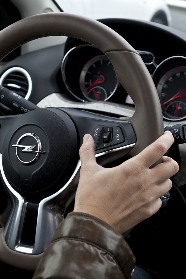 Le système multimédia IntelliLink avec fonctionnalité SIRI Eyes Free sur l'Opel Adam