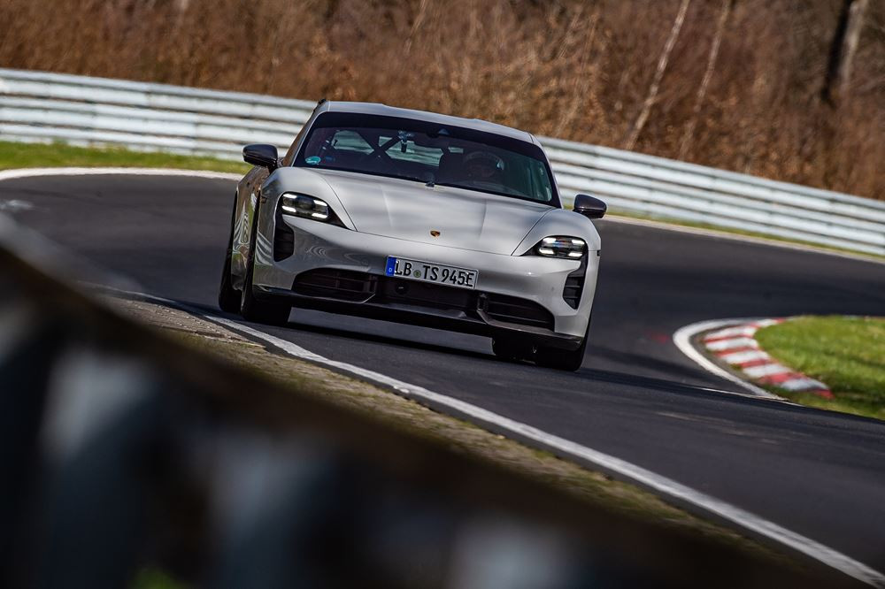 La Porsche Taycan électrique effectue la Nordschleife du Nürburgring en sept minutes et 33 secondes