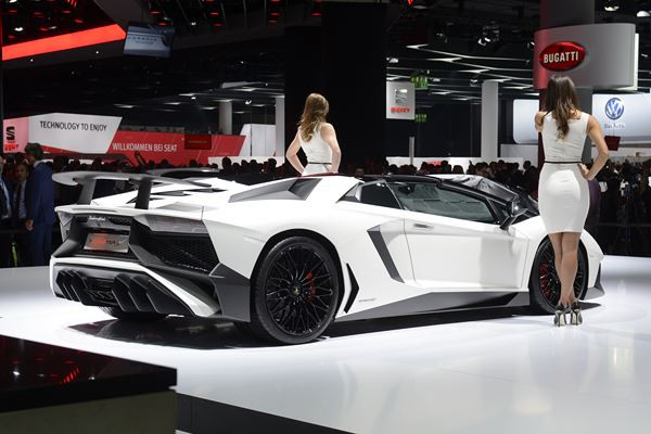 Les hôtesses du salon de l'automobile de Francfort 2015