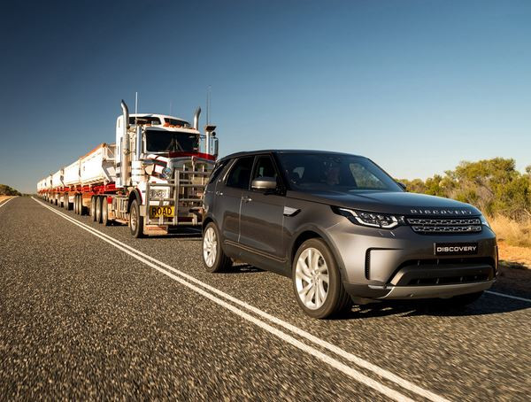 Le Land Rover Discovery 3.0 litres 258 ch tracte un train routier de 110 tonnes