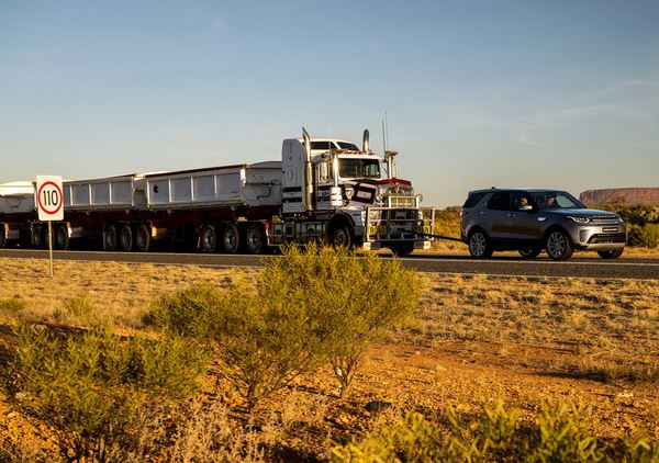 Le Land Rover Discovery 3.0 litres 258 ch tracte un train routier de 110 tonnes
