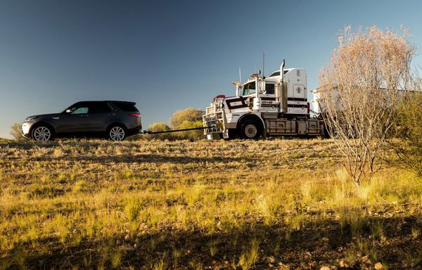 Le Land Rover Discovery 3.0 litres 258 ch tracte un train routier de 110 tonnes