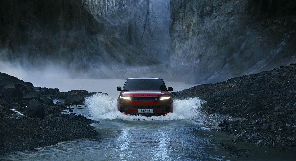 Le Range Rover Sport remonte le déversoir d’un barrage à contre-courant