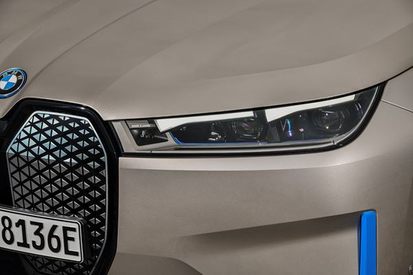 Le grand SAV BMW iX électrique annonce une voie futuriste de voitures de luxe