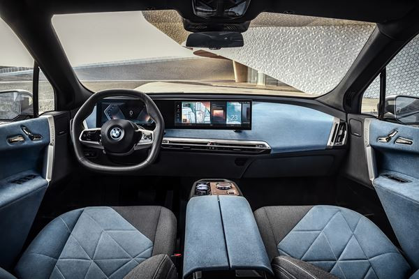 Le grand SAV BMW iX électrique annonce une voie futuriste de voitures de luxe