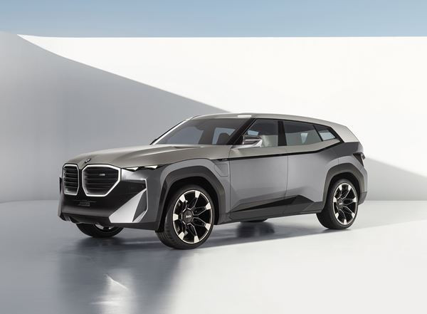 La BMW Concept XM affiche une stature puissante