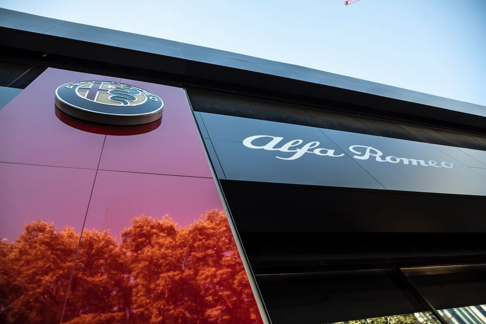 Le nouveau showroom Alfa Romeo est un espace minimaliste et technologique
