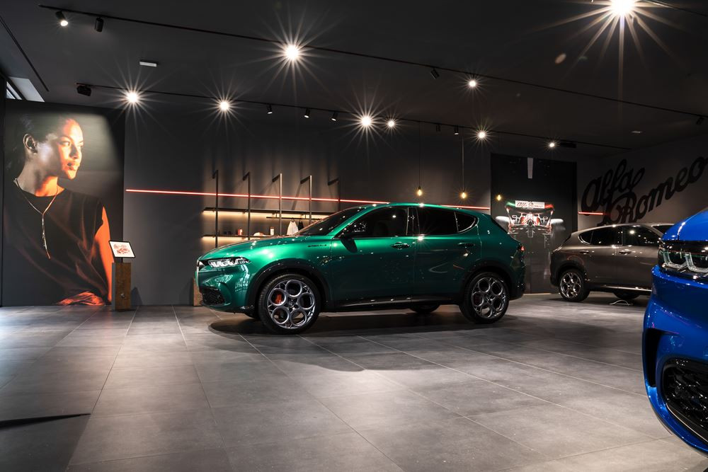Le nouveau showroom Alfa Romeo est un espace minimaliste et technologique