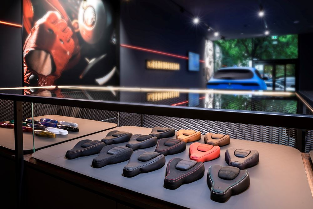 Le nouveau showroom Alfa Romeo est un espace minimaliste et technologique
