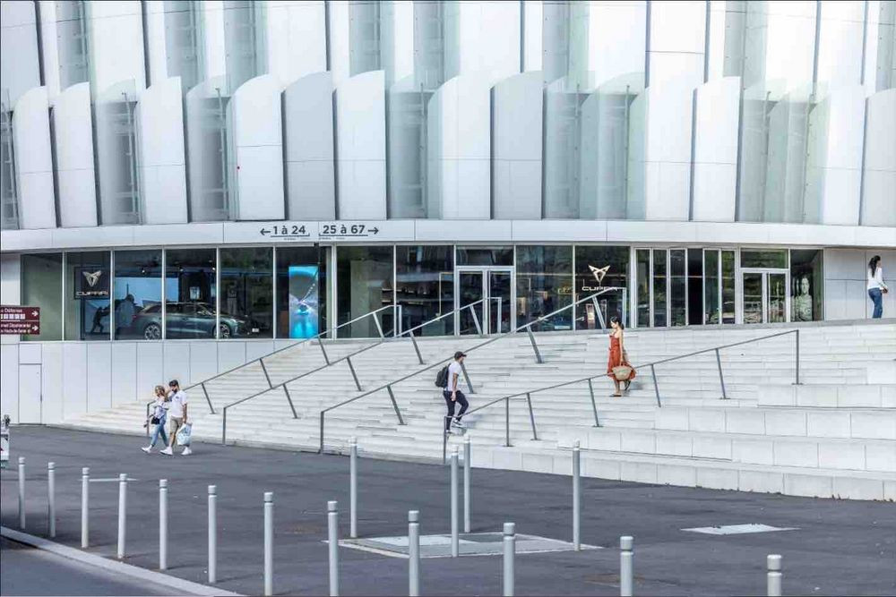 Le Cupra Garage in the City est conçu comme un espace expérientiel urbain