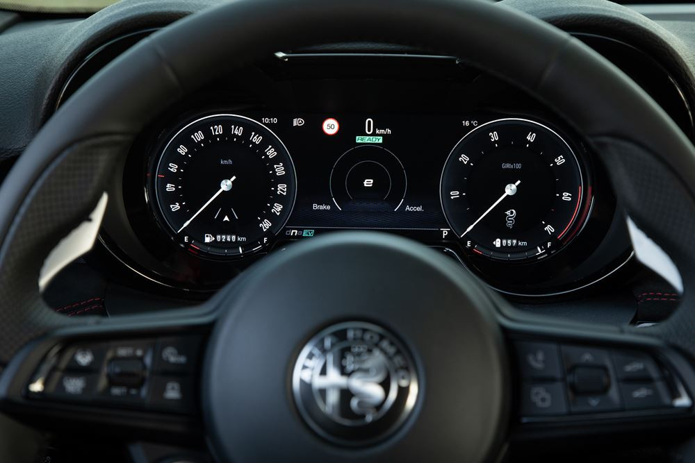 Le SUV Alfa Romeo Tonale Hybride Rechargeable Q4 fournit une puissance totale de 280 ch