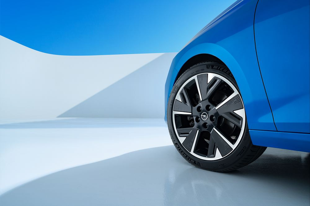 La berline compacte cinq portes Opel Astra Electric affiche une autonomie de 416 km