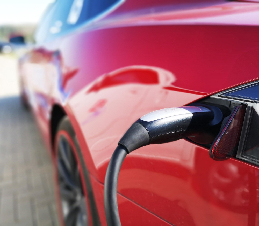 Véhicules électriques : quels sont les freins à son adoption en 2023 ?