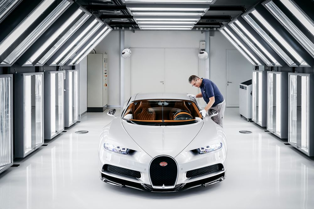 La peinture des hypersportives Bugatti répond aux standards élevés de la marque de luxe automobile