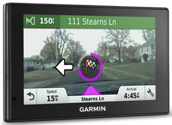 Le Garmin DriveAssist offre une alerte collision frontale et changement de file