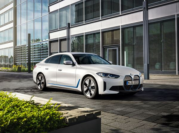 Le Gran Coupé électrique BMW i4 revendique une conduite axée sur le dynamisme