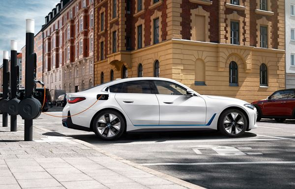 Le Gran Coupé électrique BMW i4 revendique une conduite axée sur le dynamisme