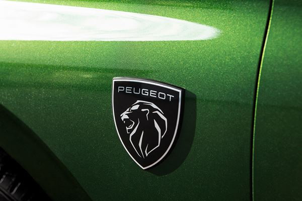 La Peugeot 308 berline change de morphologie
