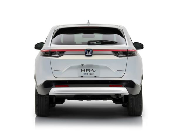 Le SUV compact Honda HR-V e:HEV hybride en approche