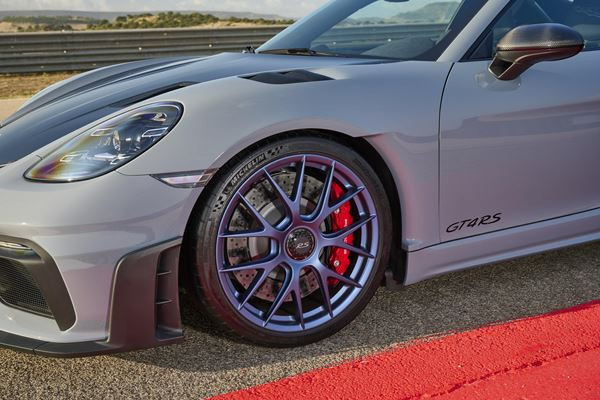 Le Porsche 718 Cayman GT4 RS embarque un moteur central à haut régime de 500 ch