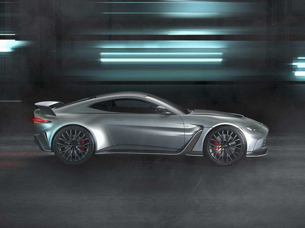 L'Aston Martin V12 Vantage débite une puissance de 700 ch et 753 Nm de couple