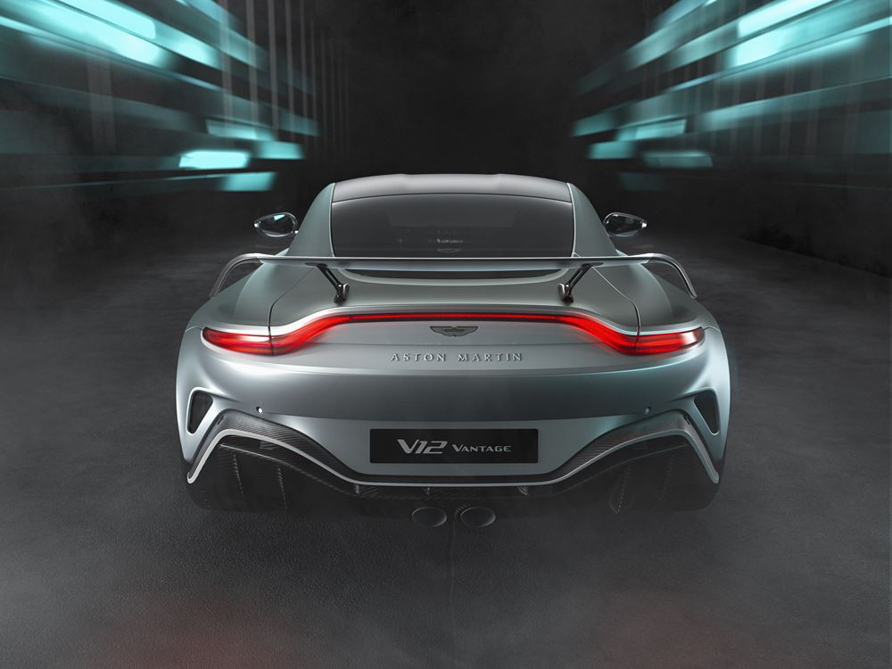 L'Aston Martin V12 Vantage débite une puissance de 700 ch et 753 Nm de couple