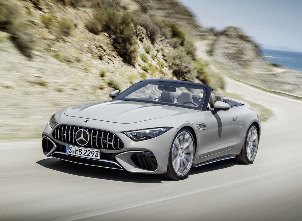 Le Mercedes-AMG SL à capote en tissu revendique un caractère sportif