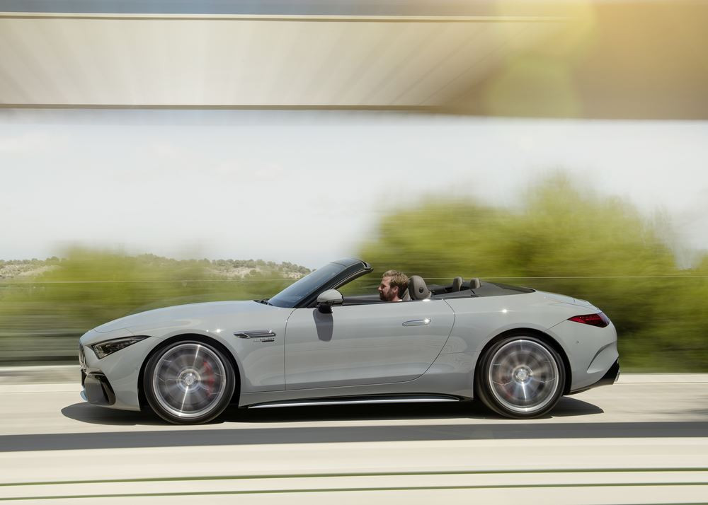 Le Mercedes-AMG SL à capote en tissu revendique un caractère sportif