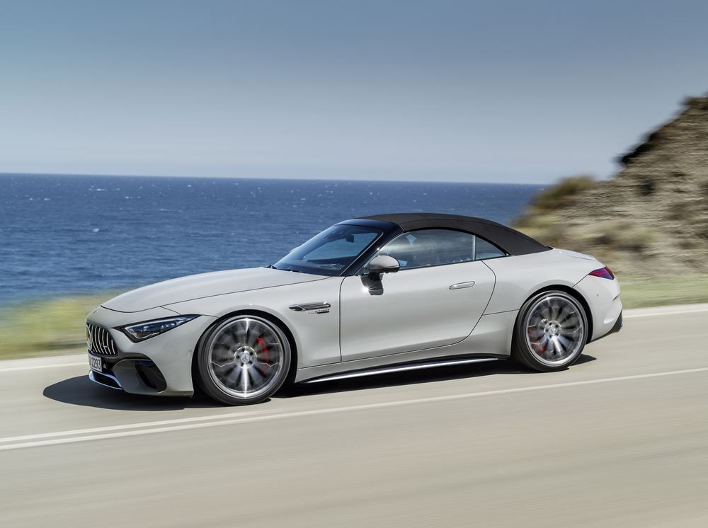 Le Mercedes-AMG SL à capote en tissu revendique un caractère sportif