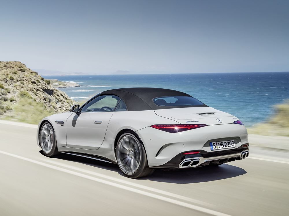 Le Mercedes-AMG SL à capote en tissu revendique un caractère sportif