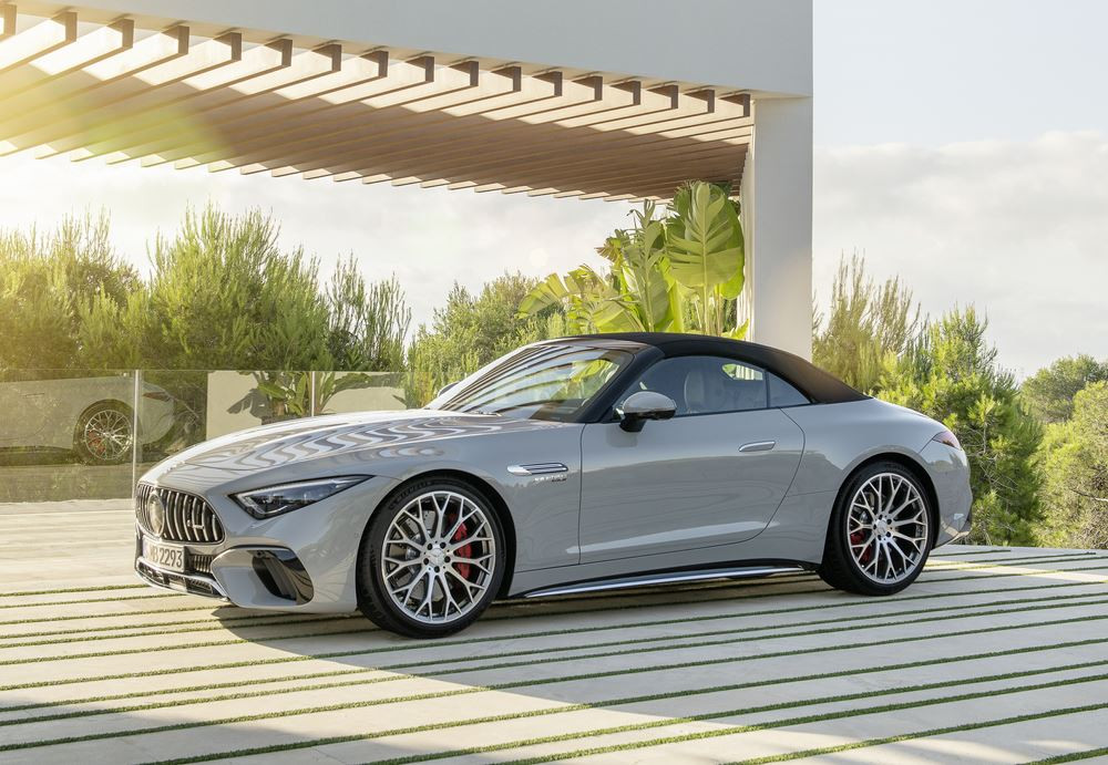Le Mercedes-AMG SL à capote en tissu revendique un caractère sportif