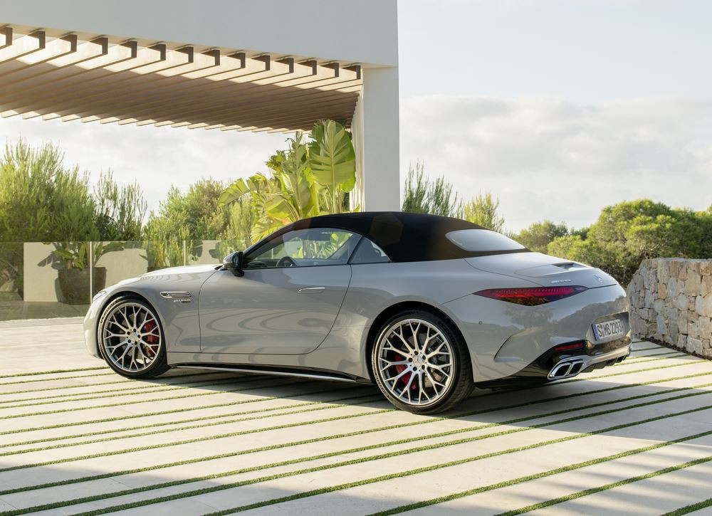 Le Mercedes-AMG SL à capote en tissu revendique un caractère sportif