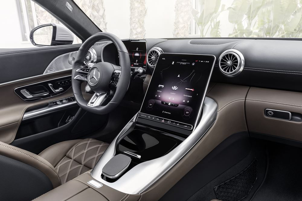 Le Mercedes-AMG SL à capote en tissu revendique un caractère sportif