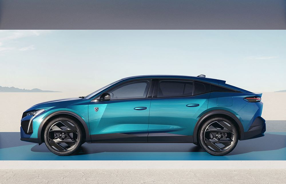 La Peugeot 408 adopte une silhouette fine et élancée de fastback dynamique