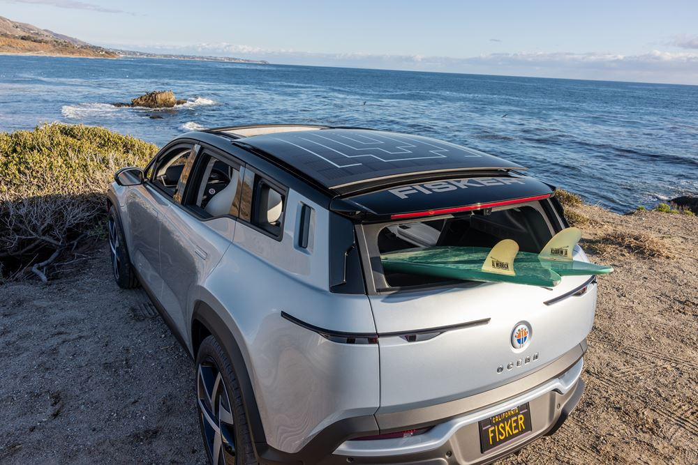 Le SUV électrique Fisker Ocean affiche une silhouette sculptée à l'allure audacieuse