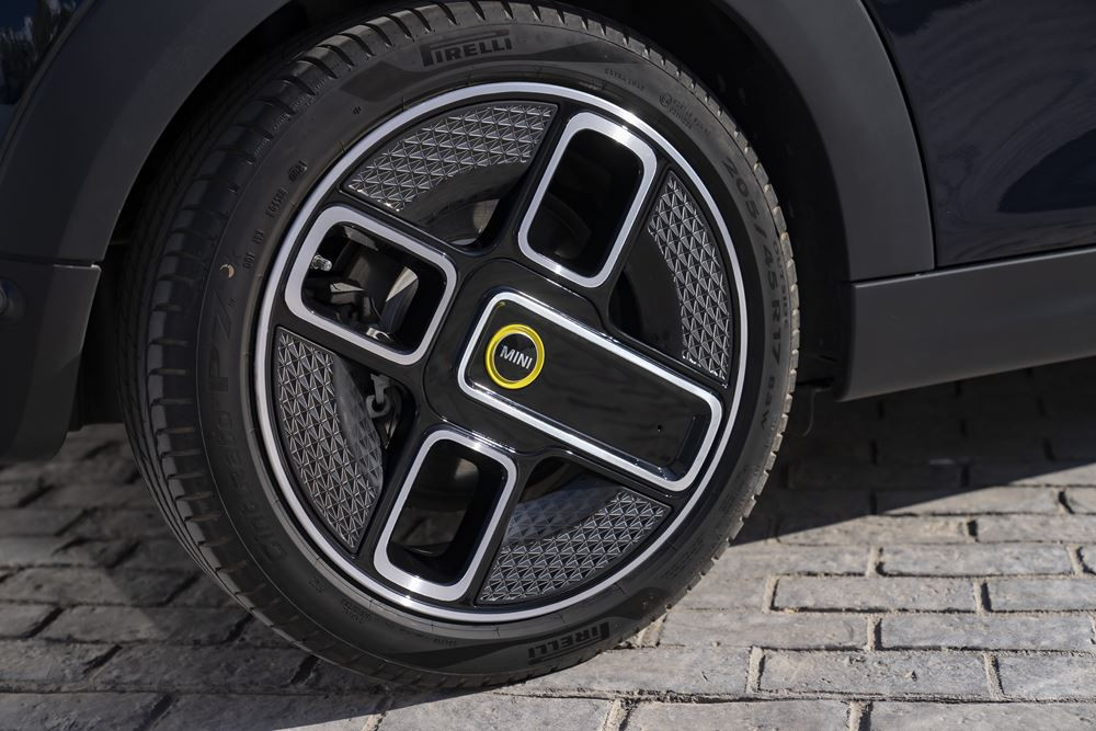 Le MINI Cooper SE Cabrio électrique affiche une autonomie de 201 kilomètres