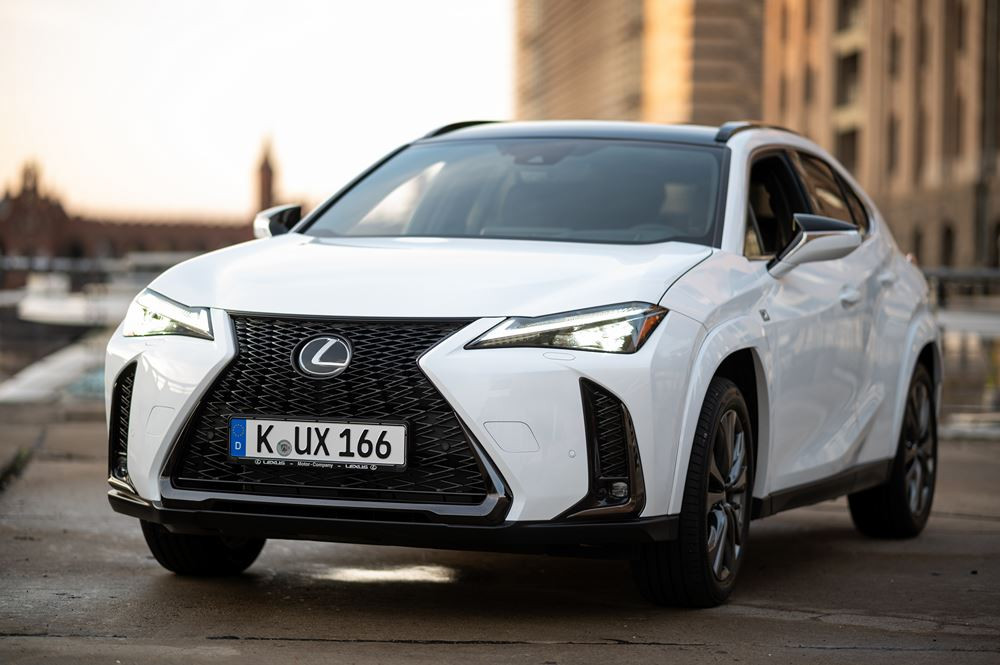 Le SUV compact Lexus UX hybride auto-rechargeable s'offre des améliorations