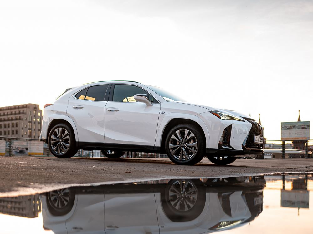 Le SUV compact Lexus UX hybride auto-rechargeable s'offre des améliorations