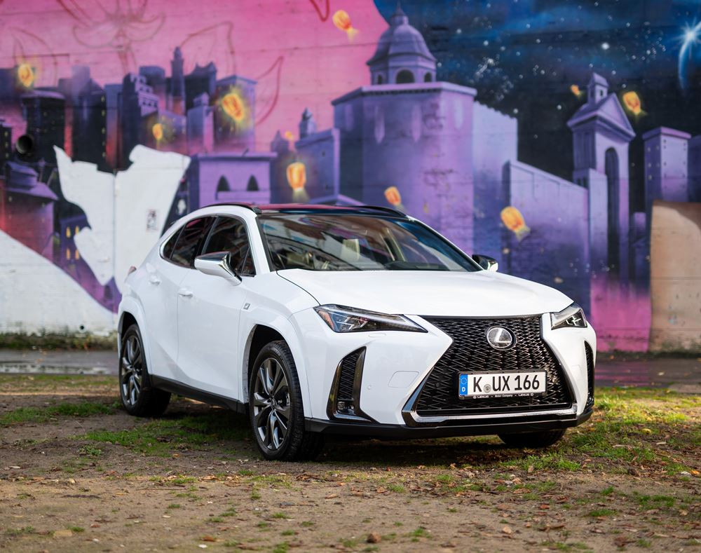 Le SUV compact Lexus UX hybride auto-rechargeable s'offre des améliorations