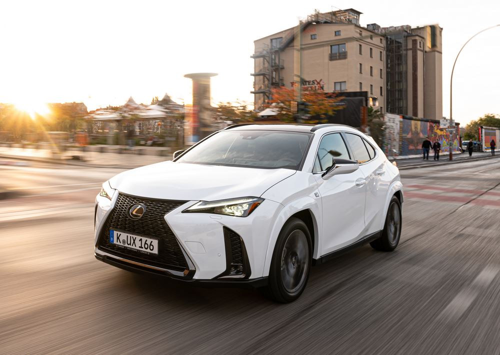 Le SUV compact Lexus UX hybride auto-rechargeable s'offre des améliorations