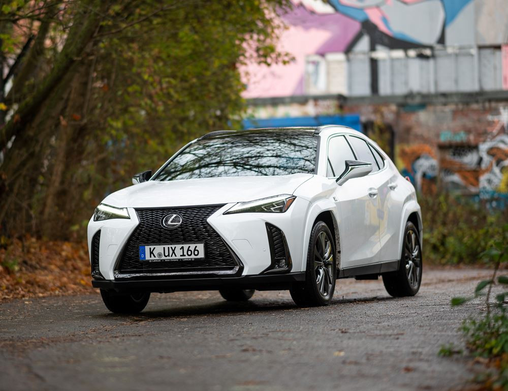 Le SUV compact Lexus UX hybride auto-rechargeable s'offre des améliorations