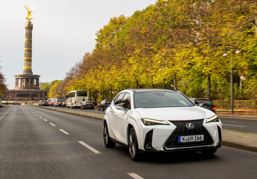 Le SUV compact Lexus UX hybride auto-rechargeable s'offre des améliorations