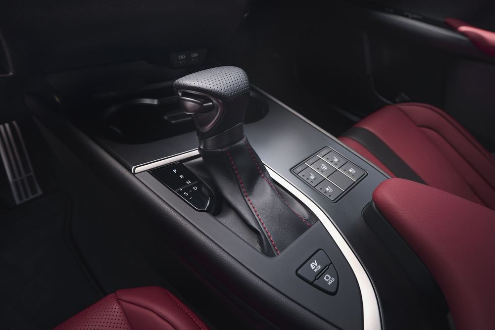 Le SUV compact Lexus UX hybride auto-rechargeable s'offre des améliorations