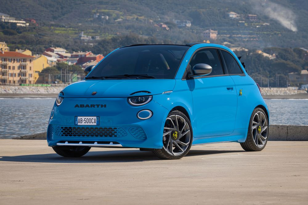 L'Abarth 500e cabriolet électrique revendique une expérience de conduite urbaine cheveux au vent stimulante