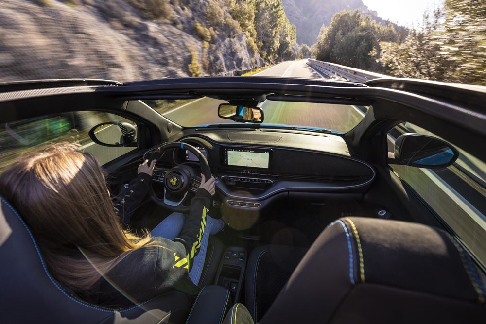 L'Abarth 500e cabriolet électrique revendique une expérience de conduite urbaine cheveux au vent stimulante