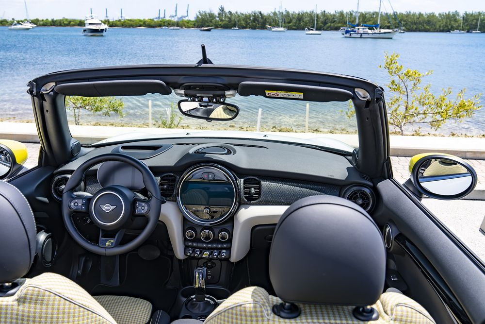 Le prototype Mini Cooper SE Cabrio allie mobilité électrique et conduite à ciel ouvert