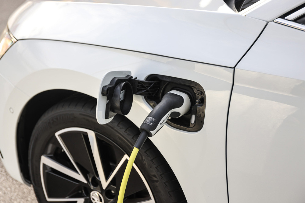 Les voitures hybrides rechargeables pourraient ne pas être interdites à la vente en 2035