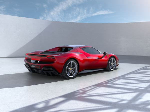 La berlinetta Ferrari 296 GTB embarque une architecture hybride rechargeable V6 de 830 ch