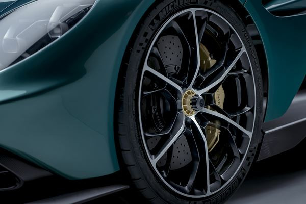 La supercar Aston Martin Valhalla hybride rechargeable développe 950 ch