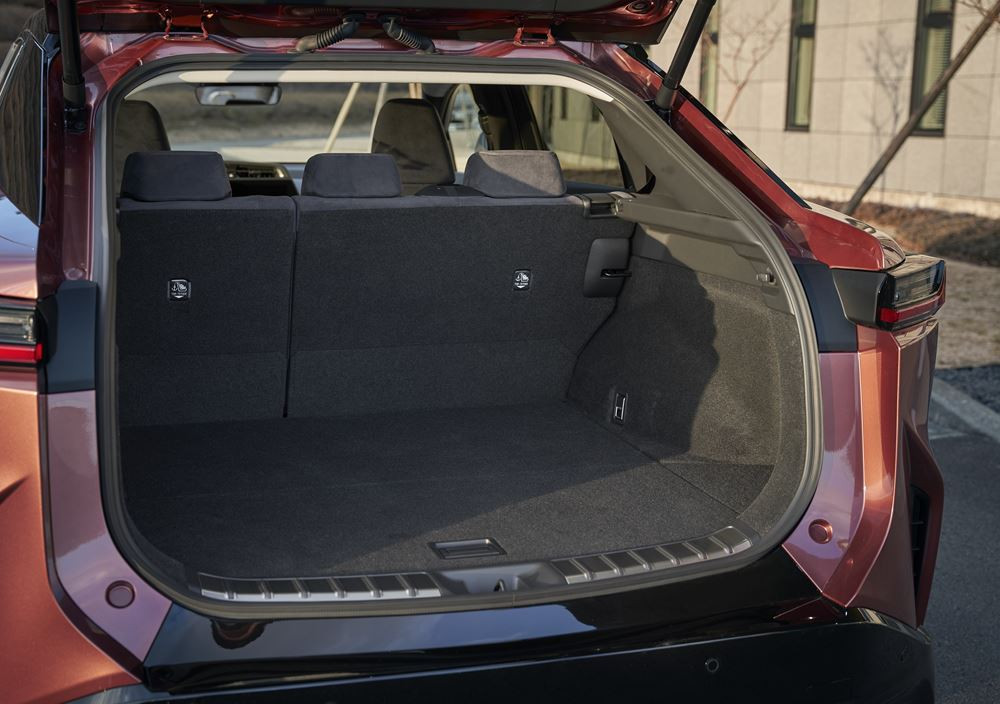 Le Lexus RZ 450e électrique affiche une calandre fuselée en trois dimensions